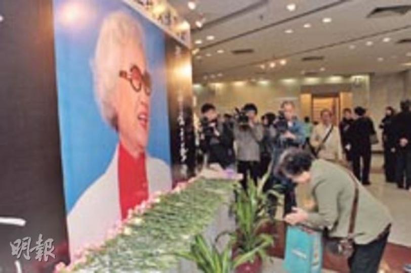 女姐的戲迷在遺像前鞠躬道別。(攝影﹕娛樂組)戲迷拿着白玫瑰給女姐遺照獻花。(攝影﹕娛樂組) 女姐的戲迷在遺像前鞠躬道別。(攝影﹕娛樂組)戲迷拿着白玫瑰給女姐遺照獻花。(攝影﹕娛樂組)