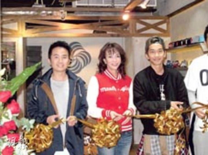 少爺占(右)時裝店開張,請來拍檔Donald和鄭裕玲任剪綵嘉賓。(攝影/記者﹕柯美) 少爺占(右)時裝店開張,請來拍檔Donald和鄭裕玲任剪綵嘉賓。(攝影/記者﹕柯美)