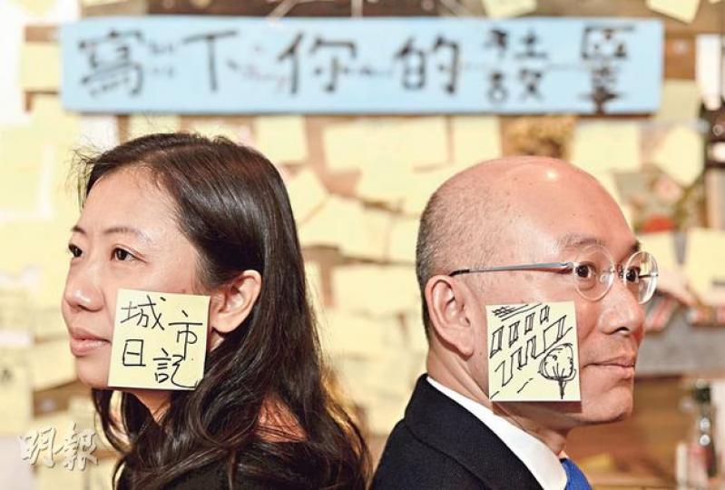 網上雜誌《城市日記》由建築師羅建中(右)出資和參與構思,資深記者黎穎詩(左)採訪編寫,合力輯錄一個個香港都市下的社區故事,盼以此建立一個「香港如何成為可持續發展城市」的資料庫。(余俊亮攝) 網上雜誌《城市日記》由建築師羅建中(右)出資和參與構思,資深記者黎穎詩(左)採訪編寫,合力輯錄一個個香港都市下的社區故事,盼以此建立一個「香港如何成為可持續發展城市」的資料庫。(余俊亮攝)