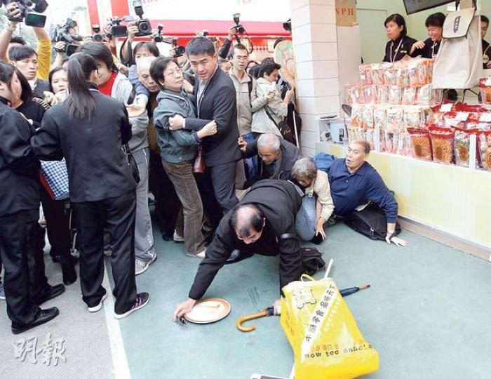 工展會昨早11時開場,即有逾百人朝着賣「一蚊貨」的南北行攤位拔足狂奔,當中大部分為長者,但換貨點設於攤檔側面,不少人誤跑向攤檔正面,不少老人家爭先恐後,又拉扯推撞,結果有人失足跌倒,幸未有人受傷送院。(李紹昌攝)南北行原本打算展示「一元」指示牌(右上角)標示換購「一蚊貨」的排隊處,惟混亂中有人搶去指示牌,其他衝進來的人強行遞上一元硬幣要求買貨,三四十人擠成一團,場面混亂。(李紹昌攝)大批市民昨蜂湧南北行攤位,有女士向南北行職員投訴被迫至「唞唔到氣」,言談間情緒有點激動,一度以紙巾抹眼。(李紹昌攝 工展會昨早11時開場,即有逾百人朝着賣「一蚊貨」的南北行攤位拔足狂奔,當中大部分為長者,但換貨點設於攤檔側面,不少人誤跑向攤檔正面,不少老人家爭先恐後,又拉扯推撞,結果有人失足跌倒,幸未有人受傷送院。(李紹昌攝)南北行原本打算展示「一元」指示牌(右上角)標示換購「一蚊貨」的排隊處,惟混亂中有人搶去指示牌,其他衝進來的人強行遞上一元硬幣要求買貨,三四十人擠成一團,場面混亂。(李紹昌攝)大批市民昨蜂湧南北行攤位,有女士向南北行職員投訴被迫至「唞唔到氣」,言談間情緒有點激動,一度以紙巾抹眼。(李紹昌攝