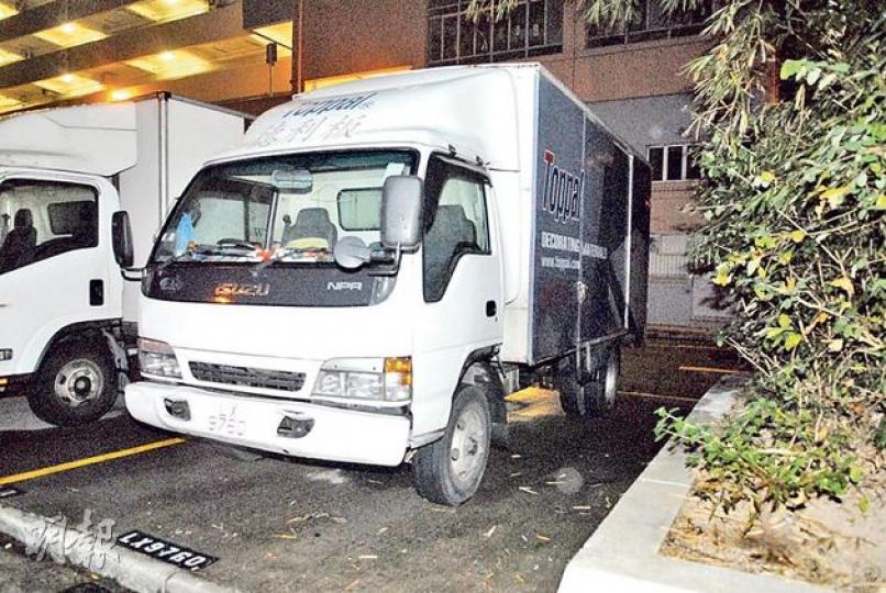 遭偷走12罐奶粉的貨車事後泊回原位,司機聲稱奶粉是為內地的子女而買,絕非走私或炒賣。(伍浦鋒攝) 遭偷走12罐奶粉的貨車事後泊回原位,司機聲稱奶粉是為內地的子女而買,絕非走私或炒賣。(伍浦鋒攝)