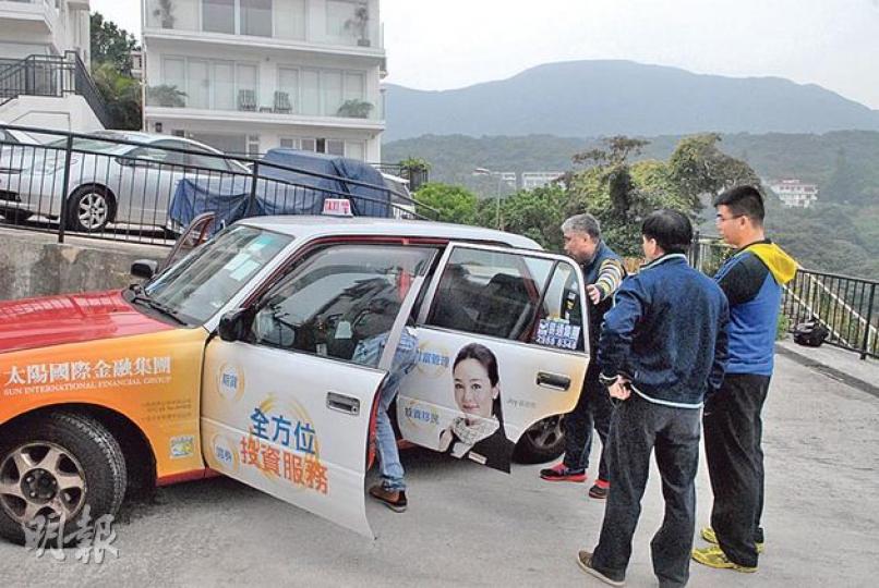 探員接報在西貢茅莆村尋獲懷疑被劫走之的士,證實車內並無財物損失。(湯俊彥攝) 探員接報在西貢茅莆村尋獲懷疑被劫走之的士,證實車內並無財物損失。(湯俊彥攝)