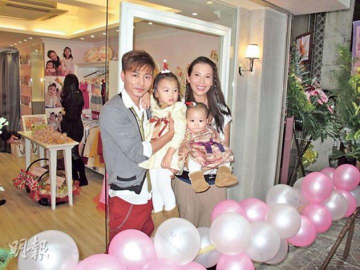 張晉抱着大女楚兒,Ada則抱起細女信兒,齊為童裝店剪綵。(攝影/記者﹕楊安莉) 張晉抱着大女楚兒,Ada則抱起細女信兒,齊為童裝店剪綵。(攝影/記者﹕楊安莉)