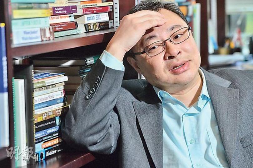 年終回顧,佔中發起人戴耀廷說過去一年的佔中宣傳「沒有悶,只有攰」。他說,已慢慢學習成為公眾人物,「但我不想有任何造作,即使我同人民力量開會,畀人錄咗音都唔使驚」。(黃志東攝) 年終回顧,佔中發起人戴耀廷說過去一年的佔中宣傳「沒有悶,只有攰」。他說,已慢慢學習成為公眾人物,「但我不想有任何造作,即使我同人民力量開會,畀人錄咗音都唔使驚」。(黃志東攝)