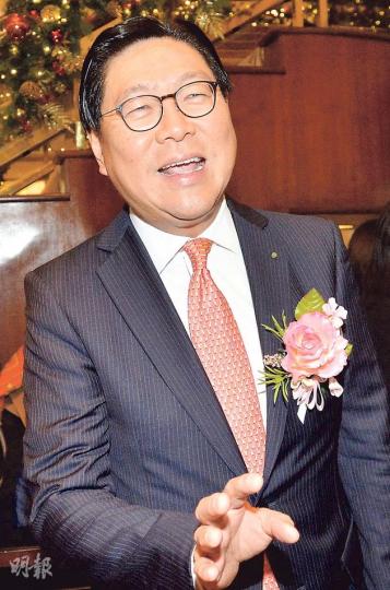 前商務及經濟發展局長馬時亨昨出席傑青頒獎禮前,向記者表明支持普選,更希望有能力和對香港有心的人參選,更點名支持好友梁錦松出選。(鄧宗弘攝) 前商務及經濟發展局長馬時亨昨出席傑青頒獎禮前,向記者表明支持普選,更希望有能力和對香港有心的人參選,更點名支持好友梁錦松出選。(鄧宗弘攝)
