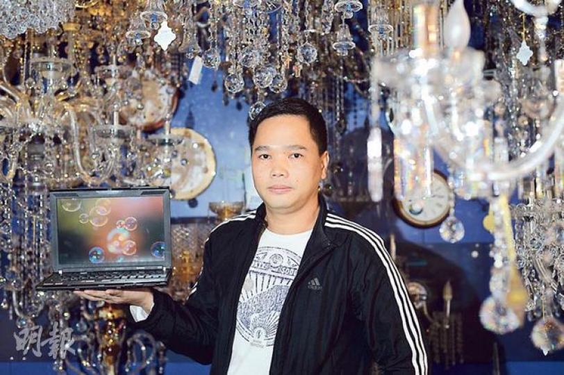 香港燈飾網負責人關先生表示,大家都認為比特幣的熱潮是泡沫,但他並不認同,該店今年中開始接受比特幣付款,至今有6名客人以此購物,3名為港人。(盧翊銘攝) 香港燈飾網負責人關先生表示,大家都認為比特幣的熱潮是泡沫,但他並不認同,該店今年中開始接受比特幣付款,至今有6名客人以此購物,3名為港人。(盧翊銘攝)