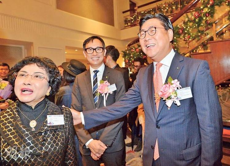 商務及經濟發展前局長馬時亨(右)係十大傑青選舉2013首席評判,噚日一早去到頒獎禮會場,好風騷咁滿場走,唔少嘉賓爭住同佢影相,包括1974年傑青華慧娜(左)。馬時亨話已經將首席評判嘅棒交畀中大校長沈祖堯,下年「榮休」喇。(鄧宗弘攝) 商務及經濟發展前局長馬時亨(右)係十大傑青選舉2013首席評判,噚日一早去到頒獎禮會場,好風騷咁滿場走,唔少嘉賓爭住同佢影相,包括1974年傑青華慧娜(左)。馬時亨話已經將首席評判嘅棒交畀中大校長沈祖堯,下年「榮休」喇。(鄧宗弘攝)