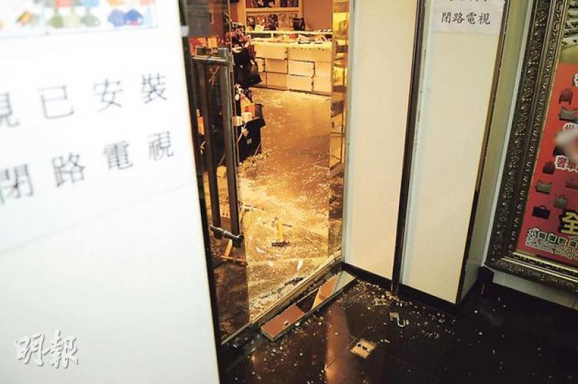 遭快閃爆竊的樓上專門店,雖然已裝有閉路電視及保安系統,但仍被擊碎玻璃門強行闖入搜掠,損失500萬元貨物。(樊銳昌攝)找換店店員昨早行至尖沙嘴金馬倫道一條狹窄橫巷(箭嘴示)時,被肥胖獨行賊從後箍頸,拖入橫巷揮拳襲擊搶走財物。(曾映妹攝) 遭快閃爆竊的樓上專門店,雖然已裝有閉路電視及保安系統,但仍被擊碎玻璃門強行闖入搜掠,損失500萬元貨物。(樊銳昌攝)找換店店員昨早行至尖沙嘴金馬倫道一條狹窄橫巷(箭嘴示)時,被肥胖獨行賊從後箍頸,拖入橫巷揮拳襲擊搶走財物。(曾映妹攝)