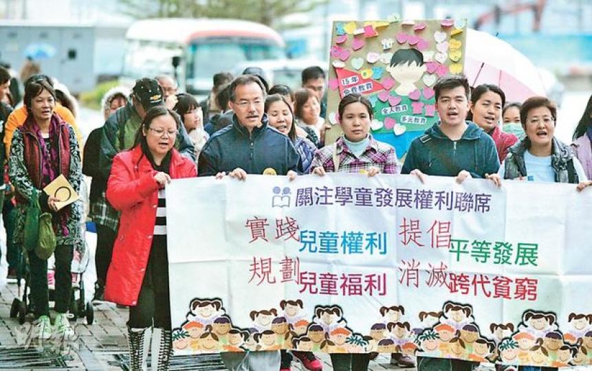 關注學童發展權利聯席昨於立法會門外集會,其後遊行到政府總部向政府代表遞交請願信。團體要求政府推行低收入家庭生活補貼、課外活動津貼等,援助低收入家庭。(鄧宗弘攝)單親母鄧女士稱,以她月入約1萬的薪金同時要應付日常開支、租金及聘請保母的費用,經濟壓力甚大,希望政府盡快實施15年免費教育,以減輕來年兒子入讀幼稚園的學費壓力。(鄧宗弘攝) 關注學童發展權利聯席昨於立法會門外集會,其後遊行到政府總部向政府代表遞交請願信。團體要求政府推行低收入家庭生活補貼、課外活動津貼等,援助低收入家庭。(鄧宗弘攝)單親母鄧女士稱,以她月入約1萬的薪金同時要應付日常開支、租金及聘請保母的費用,經濟壓力甚大,希望政府盡快實施15年免費教育,以減輕來年兒子入讀幼稚園的學費壓力。(鄧宗弘攝)