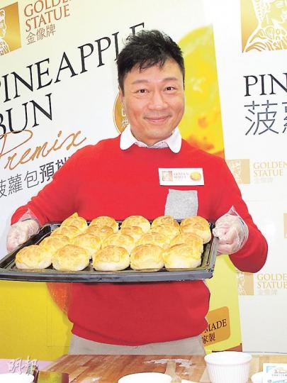 黎耀祥向市民派菠蘿包造勢。(攝影/記者:李潔盈) 黎耀祥向市民派菠蘿包造勢。(攝影/記者:李潔盈)