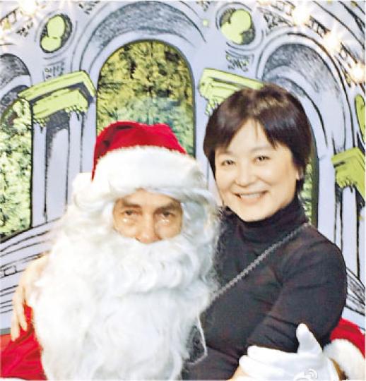 林青霞受到巴黎的聖誕氣氛感染,見到聖誕老公公也顯現童真。(微博圖片) 林青霞受到巴黎的聖誕氣氛感染,見到聖誕老公公也顯現童真。(微博圖片)