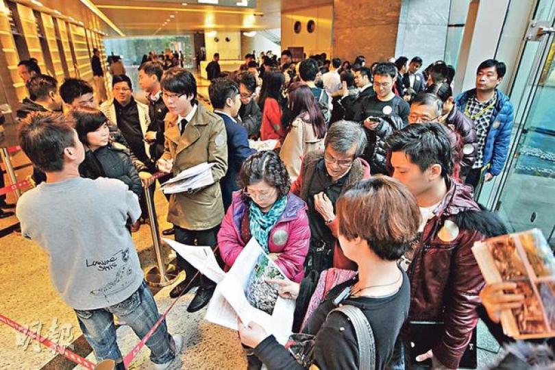 新地瓏門2期昨日下午售樓處及示範單位樓下,屢現參觀客人龍,項目今日截票,市場稱過去5日累收逾4000票。(李澤彤攝)李先生稱,本身居於荃灣區,但有意搬入樓價較平的屯門區,項目折實呎價約9500元屬合理,考慮購入細單位自住,預算約300萬至400萬元。(李澤彤攝) 新地瓏門2期昨日下午售樓處及示範單位樓下,屢現參觀客人龍,項目今日截票,市場稱過去5日累收逾4000票。(李澤彤攝)李先生稱,本身居於荃灣區,但有意搬入樓價較平的屯門區,項目折實呎價約9500元屬合理,考慮購入細單位自住,預算約300萬至400萬元。(李澤彤攝)
