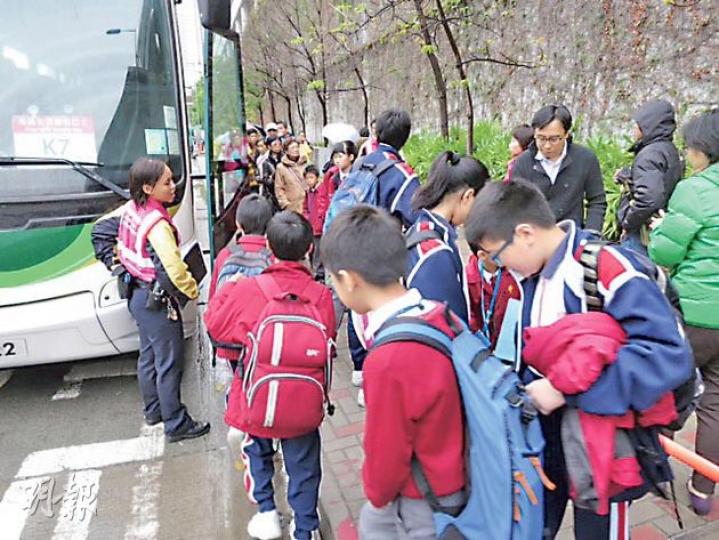小學生改搭穿梭巴放學﹕中華基督教會基法小學(油塘)的10多名學生平日在油塘搭港鐵回家,港鐵事故後,同學只得轉乘穿梭巴士,由關姓男教師將各人帶到穿梭巴士站。關老師稱,以電話通知家長有關安排,他帶學生轉乘穿梭巴士,上車前囑學生「小心呀,上車唔好玩」。(林耀華攝)趕見家長爸爸﹕價就識加 穿梭巴都無 - 乘客陳先生稱(左一),事故發生時正打算由油塘趕往女兒在坑口就讀的學校見老師,卻遇上港鐵停駛,結果在油塘站等逾1小時仍未見穿梭巴士,職員叫他到巴士站轉乘巴士,他憤斥「錢就識收,價就識加,出事就一架穿梭巴士 小學生改搭穿梭巴放學﹕中華基督教會基法小學(油塘)的10多名學生平日在油塘搭港鐵回家,港鐵事故後,同學只得轉乘穿梭巴士,由關姓男教師將各人帶到穿梭巴士站。關老師稱,以電話通知家長有關安排,他帶學生轉乘穿梭巴士,上車前囑學生「小心呀,上車唔好玩」。(林耀華攝)趕見家長爸爸﹕價就識加 穿梭巴都無 - 乘客陳先生稱(左一),事故發生時正打算由油塘趕往女兒在坑口就讀的學校見老師,卻遇上港鐵停駛,結果在油塘站等逾1小時仍未見穿梭巴士,職員叫他到巴士站轉乘巴士,他憤斥「錢就識收,價就識加,出事就一架穿梭巴士
