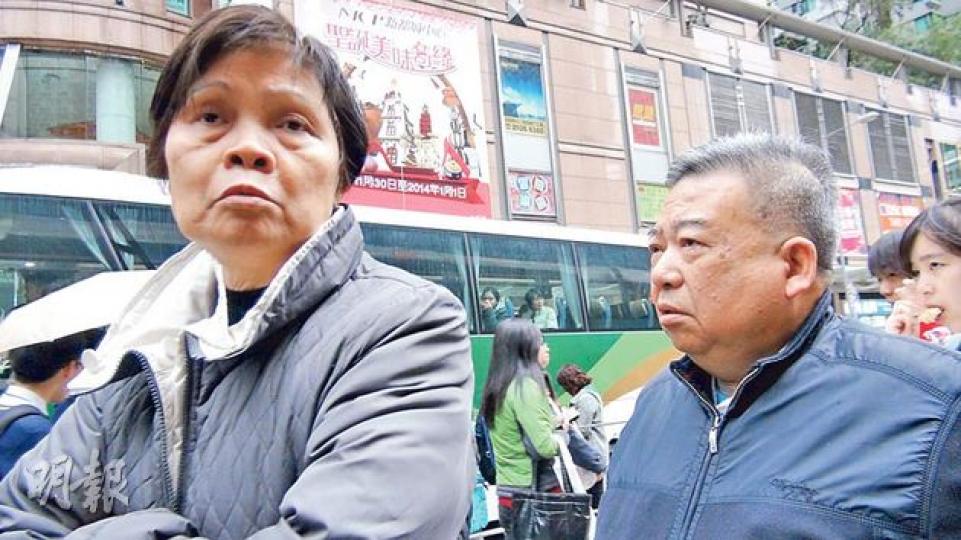 梁氏夫婦昨午想由寶琳返回坑口寓所,但列車停駛,兩人只好排隊搭接駁巴士,排了半小時才被告知巴士不去坑口,只去觀塘,兩夫婦迷惘之餘感憤怒,批評港鐵安排不周,指引不清。(林智傑攝)將軍澳居民馮小姐不滿列車停駛後,寶琳站接駁巴士安排不當、指引不清,憤指居於將軍澳交通不便,有如居於「荒島」。(林智傑攝) 梁氏夫婦昨午想由寶琳返回坑口寓所,但列車停駛,兩人只好排隊搭接駁巴士,排了半小時才被告知巴士不去坑口,只去觀塘,兩夫婦迷惘之餘感憤怒,批評港鐵安排不周,指引不清。(林智傑攝)將軍澳居民馮小姐不滿列車停駛後,寶琳站接駁巴士安排不當、指引不清,憤指居於將軍澳交通不便,有如居於「荒島」。(林智傑攝)