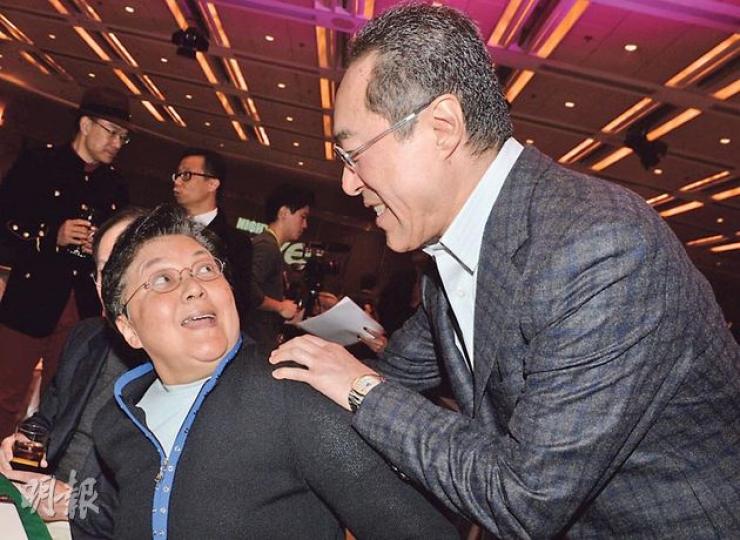 自由黨黨慶,全國人大常委范徐麗泰(左)、全國政協常委唐英年(右)都留低食飯,仲一左一右咁夾住田北俊坐主家席。(劉焌陶攝)各政黨領導層都親身賀自由黨黨慶,其中熱情嘅民主黨主席劉慧卿(右),更親吻自由黨黨魁田北俊(左)嘅臉珠。(劉焌陶攝) 自由黨黨慶,全國人大常委范徐麗泰(左)、全國政協常委唐英年(右)都留低食飯,仲一左一右咁夾住田北俊坐主家席。(劉焌陶攝)各政黨領導層都親身賀自由黨黨慶,其中熱情嘅民主黨主席劉慧卿(右),更親吻自由黨黨魁田北俊(左)嘅臉珠。(劉焌陶攝)