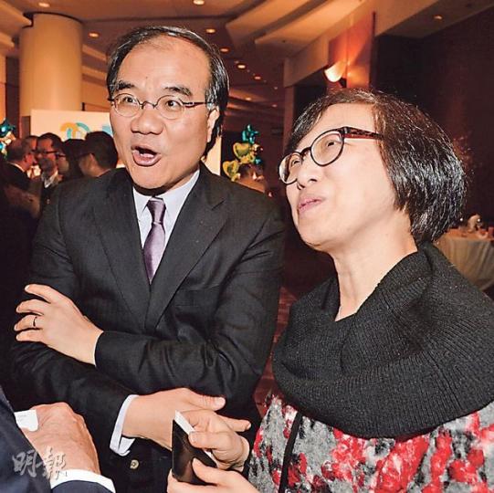 自由黨昨晚黨慶,出席的問責官員只得副局長及常秘,包括運房局副局長邱誠武(左)、食衛局副局長陳肇始(右)等,而中聯辦亦沒副主任或以上的領導層現身。(劉焌陶攝)(明報製圖) 自由黨昨晚黨慶,出席的問責官員只得副局長及常秘,包括運房局副局長邱誠武(左)、食衛局副局長陳肇始(右)等,而中聯辦亦沒副主任或以上的領導層現身。(劉焌陶攝)(明報製圖)
