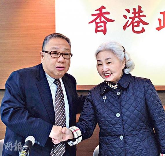 基本法委員會副主任梁愛詩(右)昨出席政改論壇時表示,如果不能落實2017年普選,港府管治會更困難。全國政協常委陳永棋(左)表示對政改感悲觀,希望各方不要各走極端。(楊康琪攝) 基本法委員會副主任梁愛詩(右)昨出席政改論壇時表示,如果不能落實2017年普選,港府管治會更困難。全國政協常委陳永棋(左)表示對政改感悲觀,希望各方不要各走極端。(楊康琪攝)