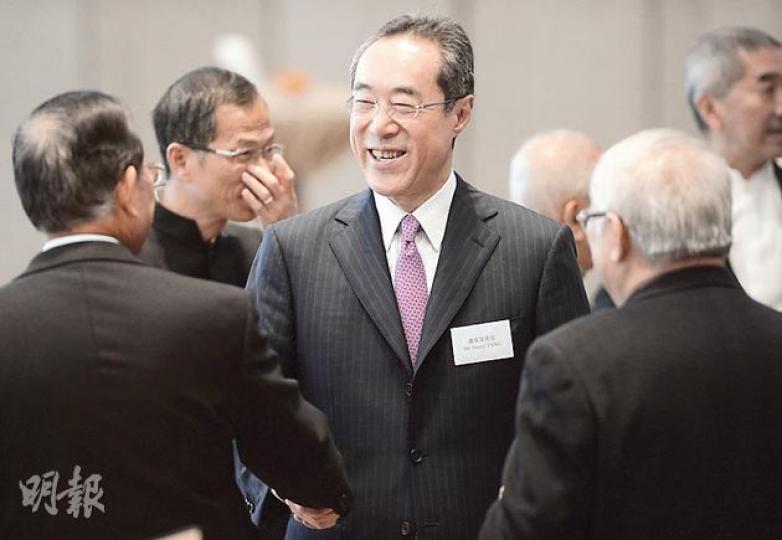 曾擔任立法局議員的全國政協常委唐英年(中)昨到立會與議員午宴,他會後說若前財政司長梁錦松有興趣,他會鼓勵對方參選特首。(余俊亮攝) 曾擔任立法局議員的全國政協常委唐英年(中)昨到立會與議員午宴,他會後說若前財政司長梁錦松有興趣,他會鼓勵對方參選特首。(余俊亮攝)