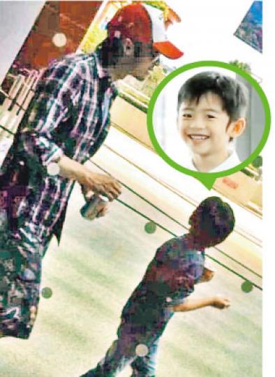 霆鋒戴帽穿格仔恤衫,大仔Lucas走在他前面。(微博圖片)栢芝穿著背心熱褲,身旁是細仔Quintus。(微博圖片) 霆鋒戴帽穿格仔恤衫,大仔Lucas走在他前面。(微博圖片)栢芝穿著背心熱褲,身旁是細仔Quintus。(微博圖片)