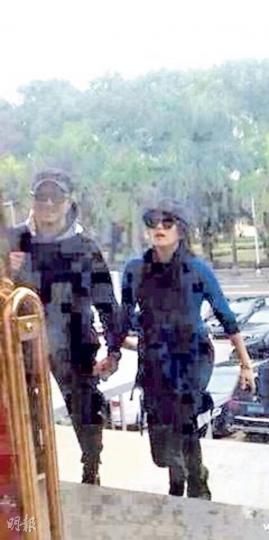 章子怡與男友汪峰愛得癡纏,他們十指緊扣去飲早茶。(微博圖片)章子怡愛情得意之餘也不忘曬獎座,開心到震。(微博圖片) 章子怡與男友汪峰愛得癡纏,他們十指緊扣去飲早茶。(微博圖片)章子怡愛情得意之餘也不忘曬獎座,開心到震。(微博圖片)