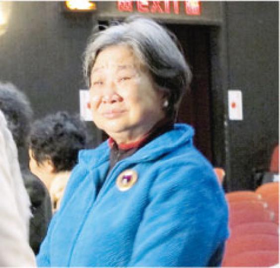 戲迷譚女士不停落淚,自言最喜歡女姐的《昭君出塞》。(攝影/記者:李潔盈)戲迷曾先生帶同女姐親筆簽名照片到場。(攝影/記者:李潔盈)黃夏蕙認識紅線女60年,大讚女姐為人值得敬重。(攝影/記者:李潔盈) 戲迷譚女士不停落淚,自言最喜歡女姐的《昭君出塞》。(攝影/記者:李潔盈)戲迷曾先生帶同女姐親筆簽名照片到場。(攝影/記者:李潔盈)黃夏蕙認識紅線女60年,大讚女姐為人值得敬重。(攝影/記者:李潔盈)