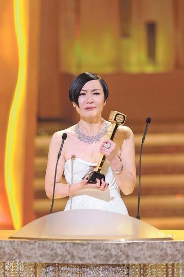 田蕊妮憑《巨輪》奪得視后及「最受歡迎電視女角色」,她領獎時爆喊。(攝影:鍾偉茵 林祖傑)張智霖失落視帝寶座,他領取「最受歡迎電視男角色」時不禁流露失望之情。(攝影:鍾偉茵 林祖傑)鍾嘉欣是賽前大熱門,她大方恭喜對手田蕊妮首奪視后。(攝影:鍾偉茵 林祖傑)葉念琛頒發「最佳劇集」給《衝上雲霄II》,張智霖與突然現身的吳鎮宇代表領獎。(攝影:鍾偉茵 林祖傑)王浩信與岑麗香分別奪得「飛躍進步男、女藝員」。(攝影:鍾偉茵 林祖傑)黃翠如、洪永城的《走過浮華大地亞洲篇》奪得「最佳節目主持」及「最佳資訊節目」 田蕊妮憑《巨輪》奪得視后及「最受歡迎電視女角色」,她領獎時爆喊。(攝影:鍾偉茵 林祖傑)張智霖失落視帝寶座,他領取「最受歡迎電視男角色」時不禁流露失望之情。(攝影:鍾偉茵 林祖傑)鍾嘉欣是賽前大熱門,她大方恭喜對手田蕊妮首奪視后。(攝影:鍾偉茵 林祖傑)葉念琛頒發「最佳劇集」給《衝上雲霄II》,張智霖與突然現身的吳鎮宇代表領獎。(攝影:鍾偉茵 林祖傑)王浩信與岑麗香分別奪得「飛躍進步男、女藝員」。(攝影:鍾偉茵 林祖傑)黃翠如、洪永城的《走過浮華大地亞洲篇》奪得「最佳節目主持」及「最佳資訊節目」