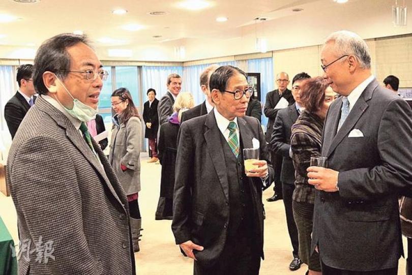港大同法國機構簽署儀式,出席嘅港大校長徐立之(左)咁啱嚴重感冒,戴埋口罩。梁智鴻(中)同港大醫學院長梁卓偉都有出席。(余瑋攝) 港大同法國機構簽署儀式,出席嘅港大校長徐立之(左)咁啱嚴重感冒,戴埋口罩。梁智鴻(中)同港大醫學院長梁卓偉都有出席。(余瑋攝)