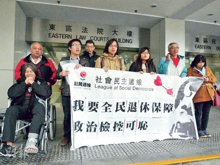 黃浩銘 (左三)昨獲「長毛」梁國雄(左一)等黨友支持,梁在黃陳辭時更不時輕聲提醒「差唔多喇」。另一被告林翰飛(左五)的律師則指由於制度不公,才令林以此方式爭取訴求。(何偉畧攝) 黃浩銘 (左三)昨獲「長毛」梁國雄(左一)等黨友支持,梁在黃陳辭時更不時輕聲提醒「差唔多喇」。另一被告林翰飛(左五)的律師則指由於制度不公,才令林以此方式爭取訴求。(何偉畧攝)