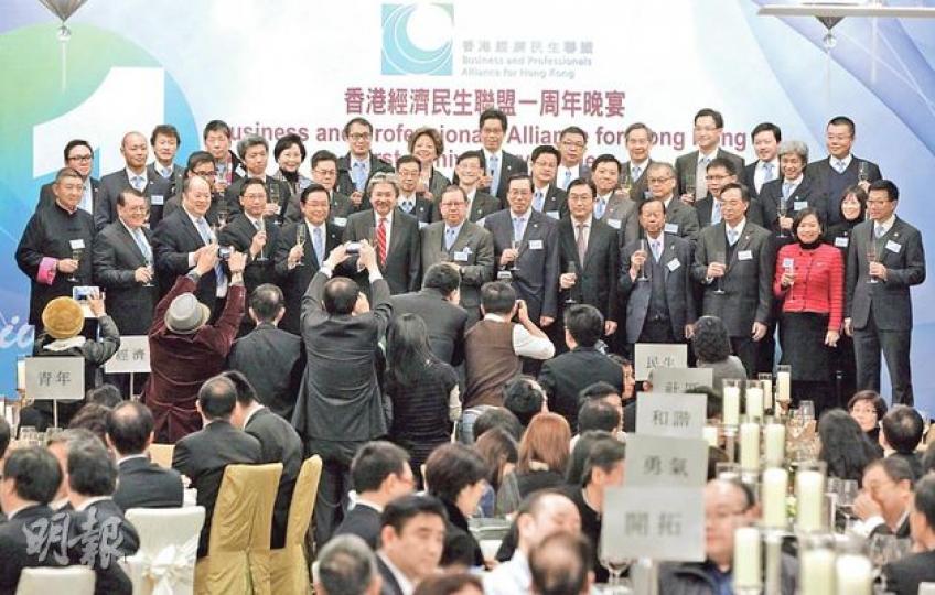 司局長前日集體缺席自由黨20年黨慶,昨日經民聯一周年晚宴,在港司局長則傾巢「捧場」,官員更上台與經民聯成員高歌《獅子山下》,氣氛和諧。(李澤彤攝) 前政務司長唐英年昨出席經民聯一周年晚宴,甫見紅酒便愛不釋手,品評一番。(李澤彤攝) 司局長前日集體缺席自由黨20年黨慶,昨日經民聯一周年晚宴,在港司局長則傾巢「捧場」,官員更上台與經民聯成員高歌《獅子山下》,氣氛和諧。(李澤彤攝) 前政務司長唐英年昨出席經民聯一周年晚宴,甫見紅酒便愛不釋手,品評一番。(李澤彤攝)
