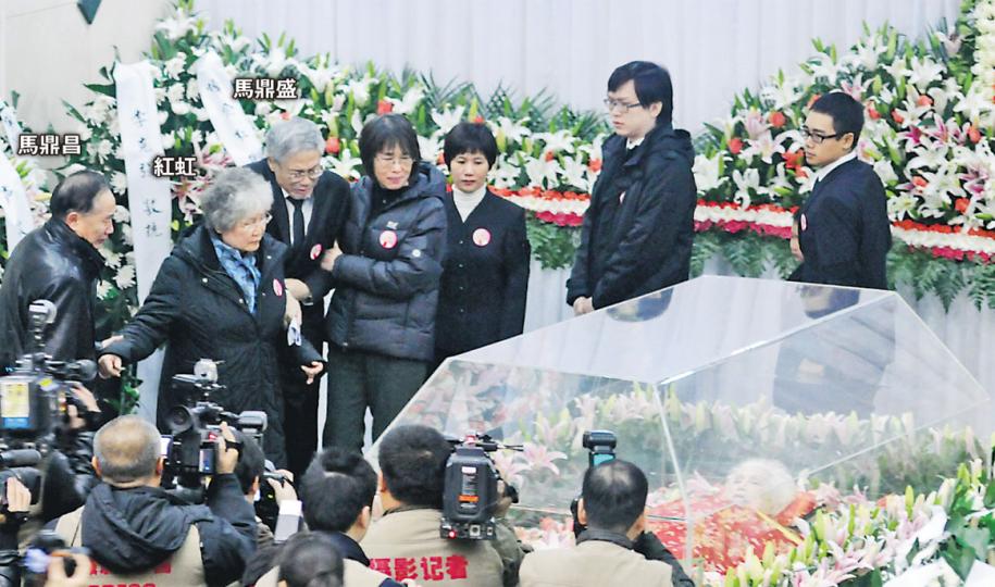 一代粵劇宗師紅線女昨日在廣州殯儀館舉行喪禮,女姐遺體安躺於透明棺木內,遺容安詳,當女姐的子女瞻仰遺容時,難捨母親而激動落淚。(攝影/記者﹕梁榮達、孫華中)劉德華與太太朱麗倩對女姐十分敬重,更親到廣州送女姐最後一程,實在有情有義。(攝影/記者﹕梁榮達、孫華中) 一代粵劇宗師紅線女昨日在廣州殯儀館舉行喪禮,女姐遺體安躺於透明棺木內,遺容安詳,當女姐的子女瞻仰遺容時,難捨母親而激動落淚。(攝影/記者﹕梁榮達、孫華中)劉德華與太太朱麗倩對女姐十分敬重,更親到廣州送女姐最後一程,實在有情有義。(攝影/記者﹕梁榮達、孫華中)