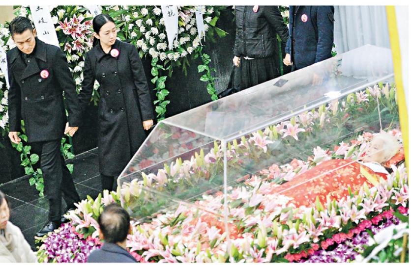 劉德華與朱麗倩十指緊扣瞻仰紅線女遺容,朱麗倩多次回望依依不捨。(攝影:孫華中) 盛傳懷有身孕的朱麗倩穿著大褸身形臃腫,劉德華全程緊張攬腰保護。(攝影:孫華中) 劉德華與太太朱麗倩在喪禮上神情哀傷,華仔不時掩臉;朱麗倩傷感低頭抹淚,丈夫劉德華在旁安慰。(攝影:孫華中) 金廣誠(左)與吳雨(右)緊記契媽女姐教他要與時並進,學習新事物的道理。(攝影:孫華中) 女姐在港所收徒弟南紅,昨日親到廣州送別恩師。(攝影:孫華中) 汪明荃以八和會館主席身分出席喪禮,銘記女姐教導。(攝影:孫華中) 唐季禮非常欣賞及 劉德華與朱麗倩十指緊扣瞻仰紅線女遺容,朱麗倩多次回望依依不捨。(攝影:孫華中) 盛傳懷有身孕的朱麗倩穿著大褸身形臃腫,劉德華全程緊張攬腰保護。(攝影:孫華中) 劉德華與太太朱麗倩在喪禮上神情哀傷,華仔不時掩臉;朱麗倩傷感低頭抹淚,丈夫劉德華在旁安慰。(攝影:孫華中) 金廣誠(左)與吳雨(右)緊記契媽女姐教他要與時並進,學習新事物的道理。(攝影:孫華中) 女姐在港所收徒弟南紅,昨日親到廣州送別恩師。(攝影:孫華中) 汪明荃以八和會館主席身分出席喪禮,銘記女姐教導。(攝影:孫華中) 唐季禮非常欣賞及