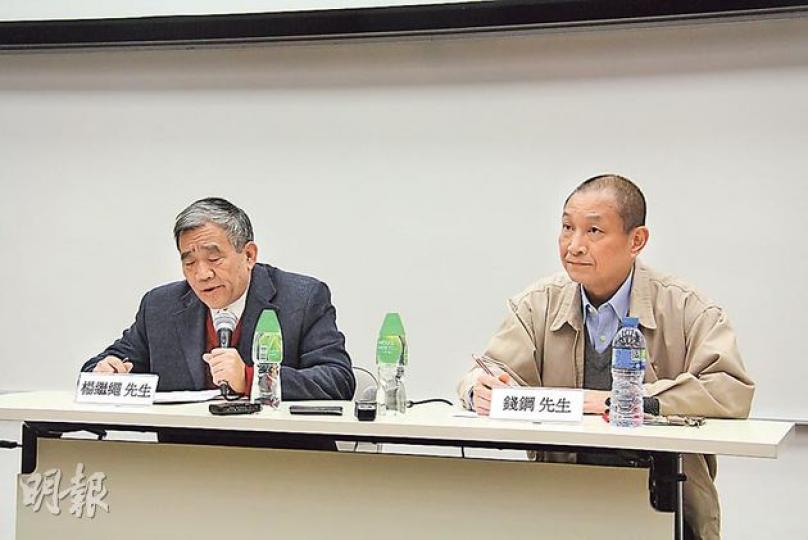 楊繼繩(左)昨日來港演說,批評當局仍然堅持「三個自信」。圖右為講座主持錢鋼。(麥俊攝) 楊繼繩(左)昨日來港演說,批評當局仍然堅持「三個自信」。圖右為講座主持錢鋼。(麥俊攝)