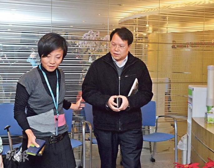 和黃昨開售山頂白加道28號餘下5幢洋房,據悉面積最細的1號屋(5271方呎)獲洽購,作價5億元;圖為首名準買家代表(右)昨晨進入售樓處的情况。(陳淑安攝) 和黃昨開售山頂白加道28號餘下5幢洋房,據悉面積最細的1號屋(5271方呎)獲洽購,作價5億元;圖為首名準買家代表(右)昨晨進入售樓處的情况。(陳淑安攝)