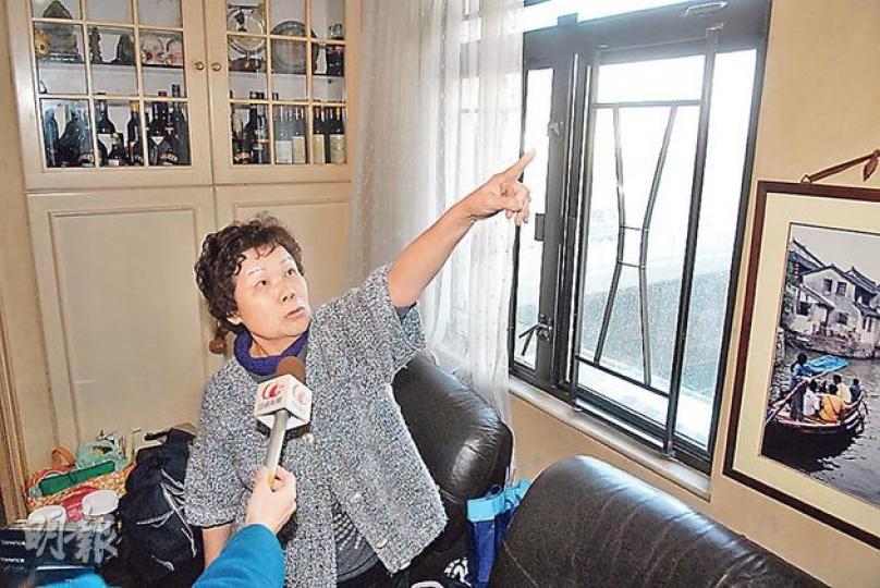 住在豐盛大廈3樓的陳太指出,爆水管時噴向大廈外牆的水力強大,即使關了窗,鹹水仍從窗邊縫隙滲入,屋內衣櫃因難以搬動,陳太只能看着衣櫃被鹹水淋濕。(伍浦鋒攝) 住在豐盛大廈3樓的陳太指出,爆水管時噴向大廈外牆的水力強大,即使關了窗,鹹水仍從窗邊縫隙滲入,屋內衣櫃因難以搬動,陳太只能看着衣櫃被鹹水淋濕。(伍浦鋒攝)