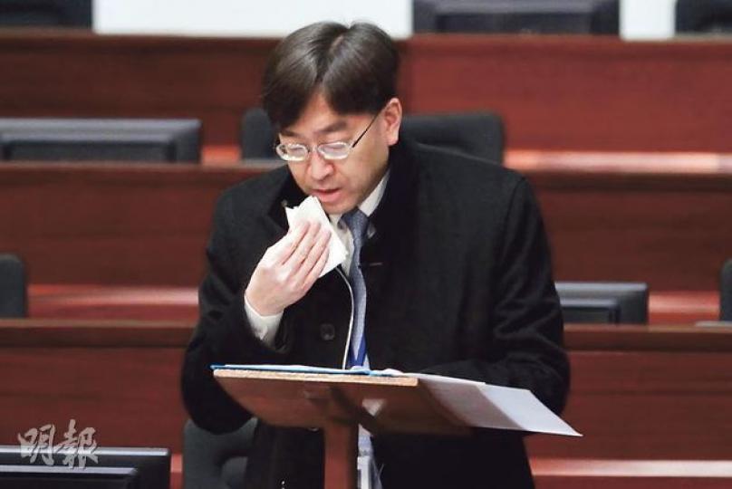 近日患流感的食物及衛生局長高永文,昨日仍未病癒,帶病上陣出席立法會會議,接受議員質詢有關邊境健康巡查和公立醫院急症室輪候等問題時,他聲線明顯沙啞,精神疲憊,不時用紙巾抹鼻。(郭慶輝攝) 近日患流感的食物及衛生局長高永文,昨日仍未病癒,帶病上陣出席立法會會議,接受議員質詢有關邊境健康巡查和公立醫院急症室輪候等問題時,他聲線明顯沙啞,精神疲憊,不時用紙巾抹鼻。(郭慶輝攝)
