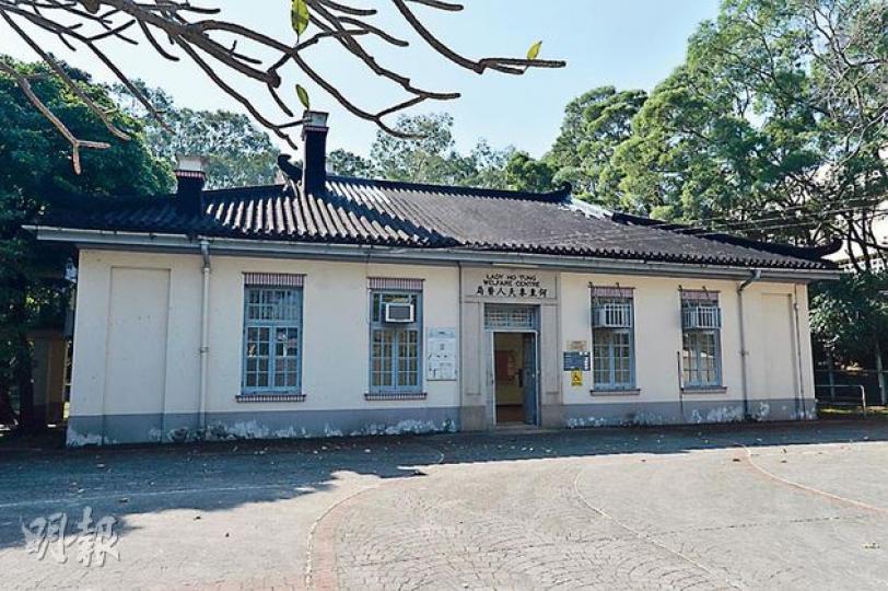 二級歷史建築、古洞何東夫人醫局建於1933年,前身用作診所、病房等用途,醫局主樓建築風格中西融合,如主樓有末端中翹的中式瓦片屋頂,下方則採用大型落地門窗。圖中瓦頂有部分較淺色的瓦片,是建築署早前復修的痕迹,整體醫局結構保持良好。(鄧宗弘攝)醫局由何東爵士捐款興建,並以他第一任妻子命名,故進入大門後牆上兩側都有放置何東與夫人麥秀英的瓦瓷相片。(鄧宗弘攝)醫局主樓有斜線形中式瓦頂,旁邊有兩個煙囪,盡顯中西特色,活化時要再復修瓦頂。(鄧宗弘攝)富特色的油燈仍可使用,活化時亦須保存。(鄧宗弘攝) 二級歷史建築、古洞何東夫人醫局建於1933年,前身用作診所、病房等用途,醫局主樓建築風格中西融合,如主樓有末端中翹的中式瓦片屋頂,下方則採用大型落地門窗。圖中瓦頂有部分較淺色的瓦片,是建築署早前復修的痕迹,整體醫局結構保持良好。(鄧宗弘攝)醫局由何東爵士捐款興建,並以他第一任妻子命名,故進入大門後牆上兩側都有放置何東與夫人麥秀英的瓦瓷相片。(鄧宗弘攝)醫局主樓有斜線形中式瓦頂,旁邊有兩個煙囪,盡顯中西特色,活化時要再復修瓦頂。(鄧宗弘攝)富特色的油燈仍可使用,活化時亦須保存。(鄧宗弘攝)