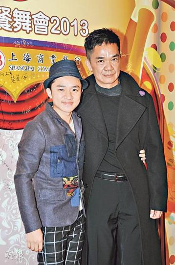王祖藍與「餅印父親」黃光亮喜相逢,大讚對方是「義氣老竇」。(攝影﹕鍾偉茵) 王祖藍與「餅印父親」黃光亮喜相逢,大讚對方是「義氣老竇」。(攝影﹕鍾偉茵)