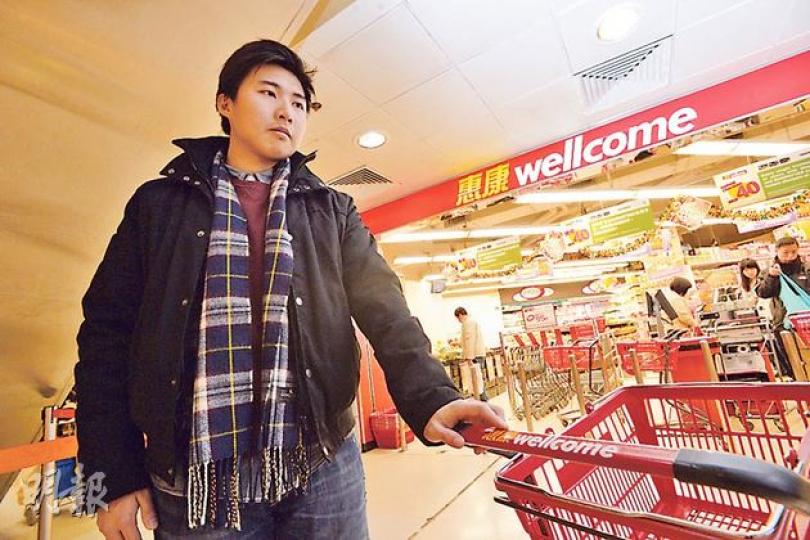 消委會研究顯示惠康在食品市場佔33.9%,所屬的牛奶公司更是領匯第一大租戶。油麻地海富街市關注組負責人余德寶表示,海富街市正面臨被超市取代,圖為領匯海富商場的惠康。(盧翊銘攝) 消委會昨發表《雜貨零售市場研究報告》,指百佳在食品零售市場份額佔28.6%。百佳隸屬的屈臣氏集團是領匯第二大租戶,圖為位於樂富領匯商場的百佳。(劉焌陶攝) 消委會研究顯示惠康在食品市場佔33.9%,所屬的牛奶公司更是領匯第一大租戶。油麻地海富街市關注組負責人余德寶表示,海富街市正面臨被超市取代,圖為領匯海富商場的惠康。(盧翊銘攝) 消委會昨發表《雜貨零售市場研究報告》,指百佳在食品零售市場份額佔28.6%。百佳隸屬的屈臣氏集團是領匯第二大租戶,圖為位於樂富領匯商場的百佳。(劉焌陶攝)