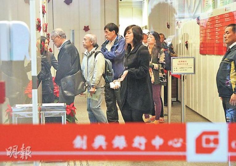 創興銀行噚日開股東特別大會,吸引大批小股東同記者齊齊相聚創興銀行中心。但由於場地不足,小股東要喺樓下排長龍(圖)排十幾分鐘至上到去開會,記者就喺門外「寒風凜凜」之下守候。(林俊源攝) 創興銀行噚日開股東特別大會,吸引大批小股東同記者齊齊相聚創興銀行中心。但由於場地不足,小股東要喺樓下排長龍(圖)排十幾分鐘至上到去開會,記者就喺門外「寒風凜凜」之下守候。(林俊源攝)