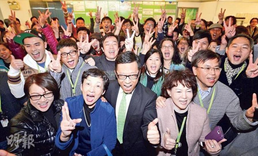 香港電視昨午宣布收購中移動的頻譜開台,逾百港視員工齊集港視總部,與港視主席王維基(前排中)興奮合照。(余俊亮攝) 王維基示範手機加上接收器,可看到暢順的港視節目。他稱這是大勢所趨,頻譜覆蓋率比用光纖入屋還高。(林俊源攝) (明報製圖) 香港電視昨午宣布收購中移動的頻譜開台,逾百港視員工齊集港視總部,與港視主席王維基(前排中)興奮合照。(余俊亮攝) 王維基示範手機加上接收器,可看到暢順的港視節目。他稱這是大勢所趨,頻譜覆蓋率比用光纖入屋還高。(林俊源攝) (明報製圖)