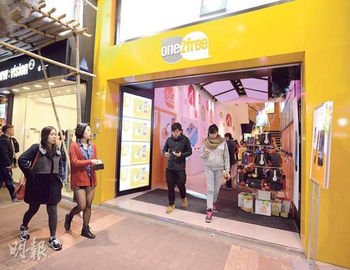 香港電訊收購CSL,一次過購入1010、one2free及新世界傳動網三個品牌,圖為one2free的門店。(盧翊銘攝) 香港電訊董事總經理艾維朗昨日在記者會表示,若不計入虛擬網絡營辦商及轉售商的客戶,合併CSL後市佔率只得31%,不算壟斷。(劉焌陶攝) 香港電訊收購CSL,一次過購入1010、one2free及新世界傳動網三個品牌,圖為one2free的門店。(盧翊銘攝) 香港電訊董事總經理艾維朗昨日在記者會表示,若不計入虛擬網絡營辦商及轉售商的客戶,合併CSL後市佔率只得31%,不算壟斷。(劉焌陶攝)