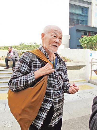庭上播放的錄音顯示,蘇守忠(圖)大罵其鄰居「出嚟呀×街」,但他在庭外指:「嗰啲唔係粗口嚟。」(羅慧茵攝) 庭上播放的錄音顯示,蘇守忠(圖)大罵其鄰居「出嚟呀×街」,但他在庭外指:「嗰啲唔係粗口嚟。」(羅慧茵攝)