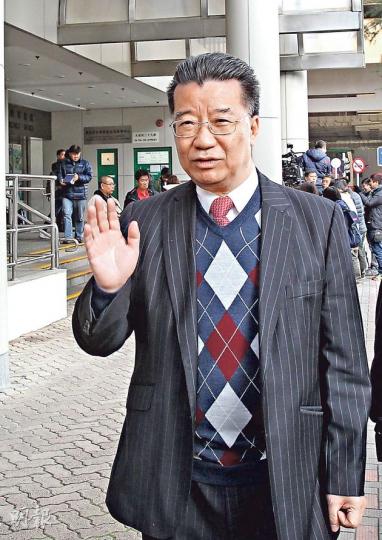 前全國政協委員劉夢熊(圖)昨到東區裁判法院應訊,庭上他否認串謀詐騙及洗黑錢控罪,離開時則以勵志歌《大丈夫》的歌詞自况,又說「莫須有」無論如何都是「莫須有」。(林俊源攝) 東方明珠石油主席黃坤(中)被指與前全國政協委員劉夢熊串謀詐騙公司及聯交所,更被指清洗黑錢,他昨於庭上否認全部指控,離開法院時則保持沉默。(林俊源攝) 前全國政協委員劉夢熊(圖)昨到東區裁判法院應訊,庭上他否認串謀詐騙及洗黑錢控罪,離開時則以勵志歌《大丈夫》的歌詞自况,又說「莫須有」無論如何都是「莫須有」。(林俊源攝) 東方明珠石油主席黃坤(中)被指與前全國政協委員劉夢熊串謀詐騙公司及聯交所,更被指清洗黑錢,他昨於庭上否認全部指控,離開法院時則保持沉默。(林俊源攝)