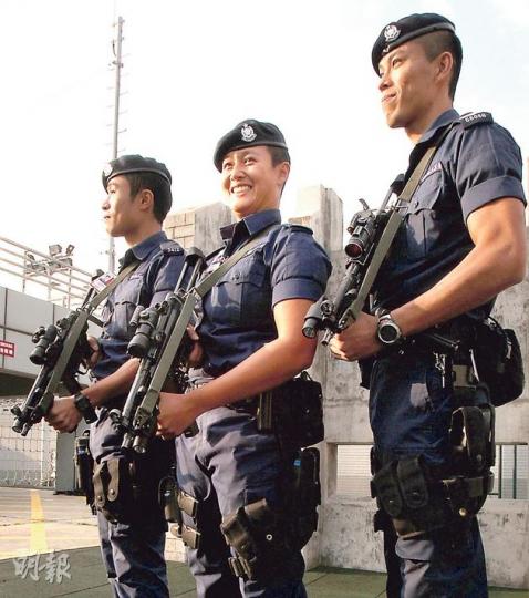 同袍稱她為「阿油」的葉君幼(中)是機場特警組中少數的女特警,加入警隊前曾為三項鐵人運動員,亦曾在亞洲錦標賽中奪得銀牌。(林俊源攝) 機場特警進行模擬實戰演練,模擬有政要訪港時在機場受到持槍匪徒襲擊。特警身穿今年最新購入的訓練服,無論在耐火力和耐磨度方面均有增強。(林俊源攝) 機場特警平日會佩戴30多磅裝備訓練,如攀爬鐵架以鍛煉負重下的活動靈活性,圖為特警戴頭盔及機槍等重裝備訓練。(林俊源攝) 同袍稱她為「阿油」的葉君幼(中)是機場特警組中少數的女特警,加入警隊前曾為三項鐵人運動員,亦曾在亞洲錦標賽中奪得銀牌。(林俊源攝) 機場特警進行模擬實戰演練,模擬有政要訪港時在機場受到持槍匪徒襲擊。特警身穿今年最新購入的訓練服,無論在耐火力和耐磨度方面均有增強。(林俊源攝) 機場特警平日會佩戴30多磅裝備訓練,如攀爬鐵架以鍛煉負重下的活動靈活性,圖為特警戴頭盔及機槍等重裝備訓練。(林俊源攝)