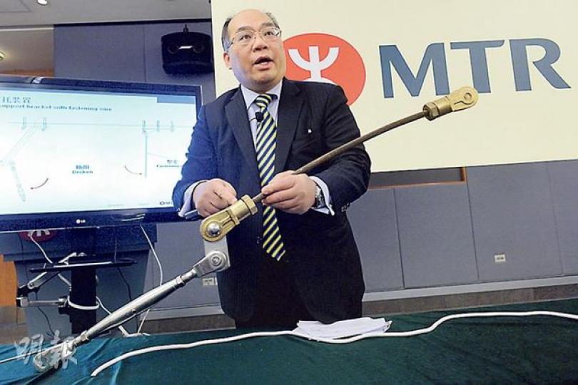 港鐵車務工程總管李家潤昨日拿着銅索樣本(圖)解釋,港鐵會以目視方式檢查銅索,承認事發前的日常檢查並未發現涉事銅索有問題,事發後亦無發現鏽迹,初步估計是物料差或銅索的強度不足,導致銅索斷裂。(葉家豪攝) 港鐵車務工程總管李家潤昨日拿着銅索樣本(圖)解釋,港鐵會以目視方式檢查銅索,承認事發前的日常檢查並未發現涉事銅索有問題,事發後亦無發現鏽迹,初步估計是物料差或銅索的強度不足,導致銅索斷裂。(葉家豪攝)