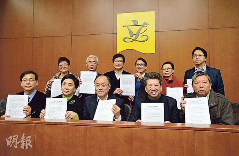 民主派昨日召開記者會,要求政府接納泛民67項對施政報告和財政預算案的聯合建議,包括要求在原本的公共開支上,額外增加200億元制訂各項措施。(盧翊銘攝) 民主派昨日召開記者會,要求政府接納泛民67項對施政報告和財政預算案的聯合建議,包括要求在原本的公共開支上,額外增加200億元制訂各項措施。(盧翊銘攝)