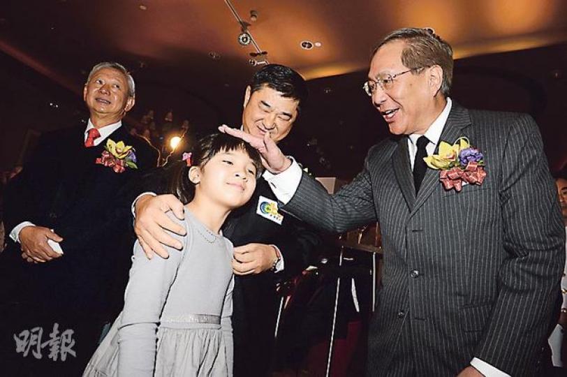 DBC大股東黃楚標(中)噚日帶埋9歲嘅女兒黃燕雯(前)出席啟播禮。黃楚標介紹囡囡畀主席李國章(右)認識,講笑話阿女若果第時想讀大學,可以搵呢個叔叔,點知阿女竟然擰頭,十分搞笑。左為DBC董事李少光。(劉焌陶攝) DBC大股東黃楚標(中)噚日帶埋9歲嘅女兒黃燕雯(前)出席啟播禮。黃楚標介紹囡囡畀主席李國章(右)認識,講笑話阿女若果第時想讀大學,可以搵呢個叔叔,點知阿女竟然擰頭,十分搞笑。左為DBC董事李少光。(劉焌陶攝)