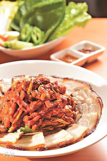 豬肉生菜包飯——即製泡菜材料有生蠔、蘿蔔、葱、大蒜、水梨和栗子等,配已切薄片的燜五花腩、生蒜、辣椒,再用生菜和芝麻葉包着吃,香辣惹味。($320,a)(攝影﹕陳淑安、黃志東、林俊源) 泡菜(圖中)及多款前菜——與鄰居一起醃泡菜過冬,是韓國的傳統文化,最近獲列為人類非物質文化遺產。(餐前免費提供,a)(攝影﹕陳淑安、黃志東、林俊源) 惹味泡菜——選用韓國進口的大白菜製作,BBQ 7080總經理Ken Lam指出,廚師以蘋果蓉、雪梨蓉、大辣椒粉、小辣椒粉、牛味粉、洋葱、大葱、蒜頭、雪碧汽水等10種材 豬肉生菜包飯——即製泡菜材料有生蠔、蘿蔔、葱、大蒜、水梨和栗子等,配已切薄片的燜五花腩、生蒜、辣椒,再用生菜和芝麻葉包着吃,香辣惹味。($320,a)(攝影﹕陳淑安、黃志東、林俊源) 泡菜(圖中)及多款前菜——與鄰居一起醃泡菜過冬,是韓國的傳統文化,最近獲列為人類非物質文化遺產。(餐前免費提供,a)(攝影﹕陳淑安、黃志東、林俊源) 惹味泡菜——選用韓國進口的大白菜製作,BBQ 7080總經理Ken Lam指出,廚師以蘋果蓉、雪梨蓉、大辣椒粉、小辣椒粉、牛味粉、洋葱、大葱、蒜頭、雪碧汽水等10種材