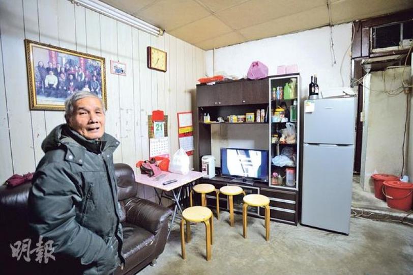 住在攸田村的貨櫃屋近10年的陳伯,昨日讓記者「參觀」其2000元月租「單位」。他說,為了保暖,早年在鐵皮內加裝木板牆,屋頂有假天花;但由於貨櫃外的鐵皮鏽蝕,下雨時漏水,希望可搬離貨櫃屋盡快上樓。(盧翊銘攝) 住在攸田村的貨櫃屋近10年的陳伯,昨日讓記者「參觀」其2000元月租「單位」。他說,為了保暖,早年在鐵皮內加裝木板牆,屋頂有假天花;但由於貨櫃外的鐵皮鏽蝕,下雨時漏水,希望可搬離貨櫃屋盡快上樓。(盧翊銘攝)
