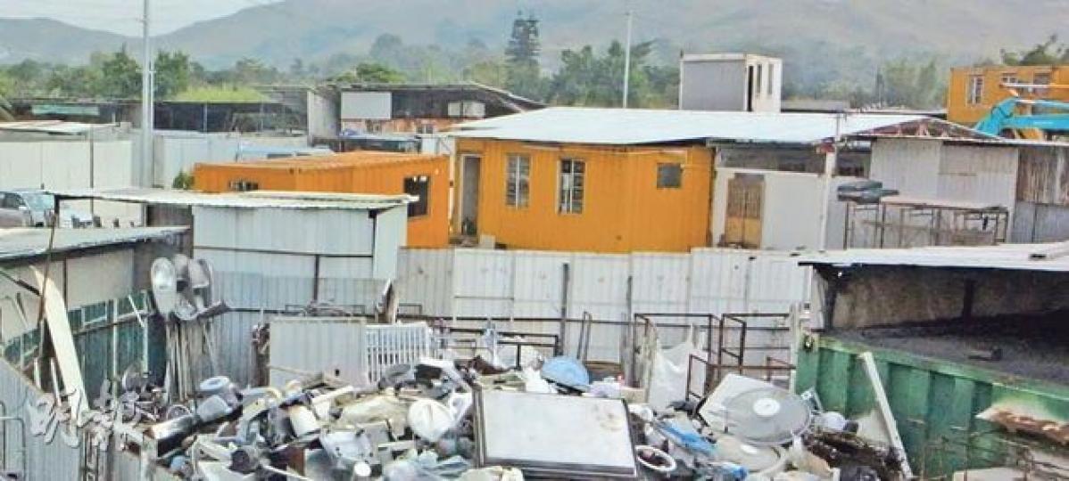 元朗湧現貨櫃屋出租作住宅,其中一個較大型的「貨櫃屋村」位於近元朗站的竹新村,回收場旁約有20間貨櫃屋,部分更疊成兩層高。從一間貨櫃屋二樓外望是大片廢料回收場。地產代理指遠處橙黃色的是數個貨櫃屋,測量師何鉅業和城規會副主席黃遠輝稱,貨櫃屋安全問題嚴重,促政府取締。(鄧宗弘攝)地產代理何先生帶喬裝租客的記者到貨櫃屋參觀,他指單位有水有電、有冷氣,以膠板間開房間,足夠放牀,「好過住劏房」。當記者問單位是否合法,他稱地皮屬於私人地,建什麼都可以。(鄧宗弘攝)可供出租的貨櫃「單位」位於二樓,樓下的貨櫃屋亦 元朗湧現貨櫃屋出租作住宅,其中一個較大型的「貨櫃屋村」位於近元朗站的竹新村,回收場旁約有20間貨櫃屋,部分更疊成兩層高。從一間貨櫃屋二樓外望是大片廢料回收場。地產代理指遠處橙黃色的是數個貨櫃屋,測量師何鉅業和城規會副主席黃遠輝稱,貨櫃屋安全問題嚴重,促政府取締。(鄧宗弘攝)地產代理何先生帶喬裝租客的記者到貨櫃屋參觀,他指單位有水有電、有冷氣,以膠板間開房間,足夠放牀,「好過住劏房」。當記者問單位是否合法,他稱地皮屬於私人地,建什麼都可以。(鄧宗弘攝)可供出租的貨櫃「單位」位於二樓,樓下的貨櫃屋亦